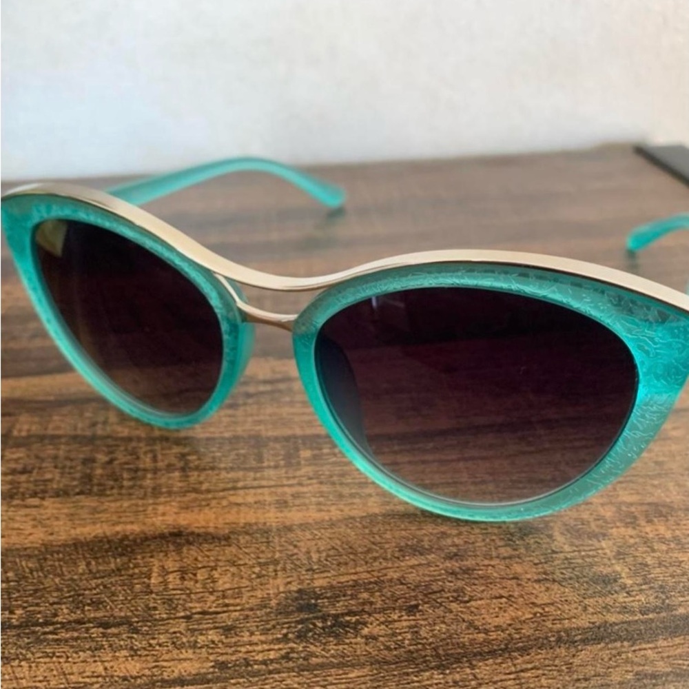 Crush Eyes ~ Funky Cat Eye Sunglasses ~ teal
Excellent Condition